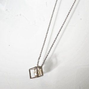 Floating Peal Necklace